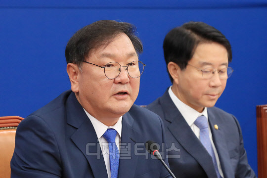 김태년 민주당 원내대표가 23일 국회에서 열린 원내대책회의에서 발언하고 있다.  연합뉴스